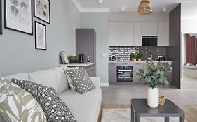 Metro Imielin Apartments By Bookinghost